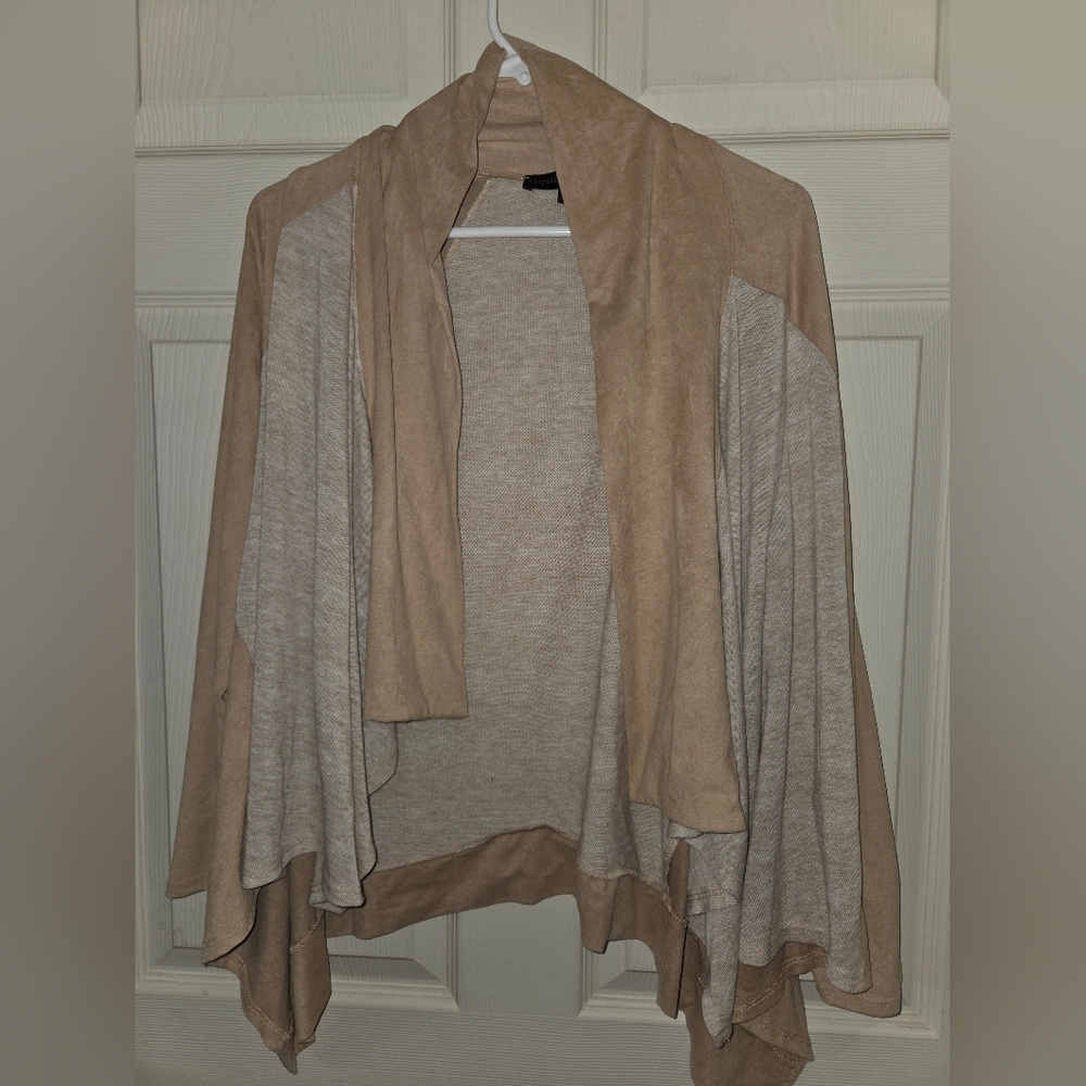 Women's Liquid New YORK Tan and Cream Sweater Size M